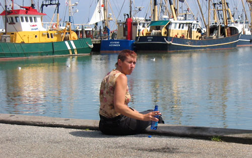 In R�beim Fischh㭤ler am Hafen auf der Kaimauer